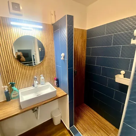 Two With Bath Vecses